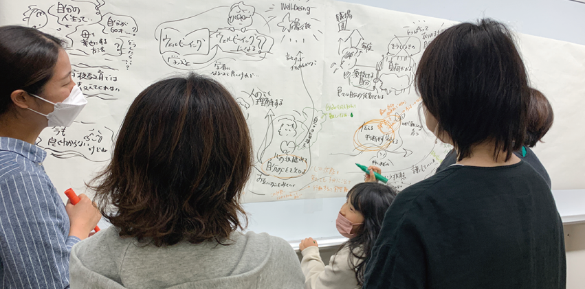 [写真1] 出村さんがその場で描いたグラフィックに、さらに参加者が絵や文字を書き加える