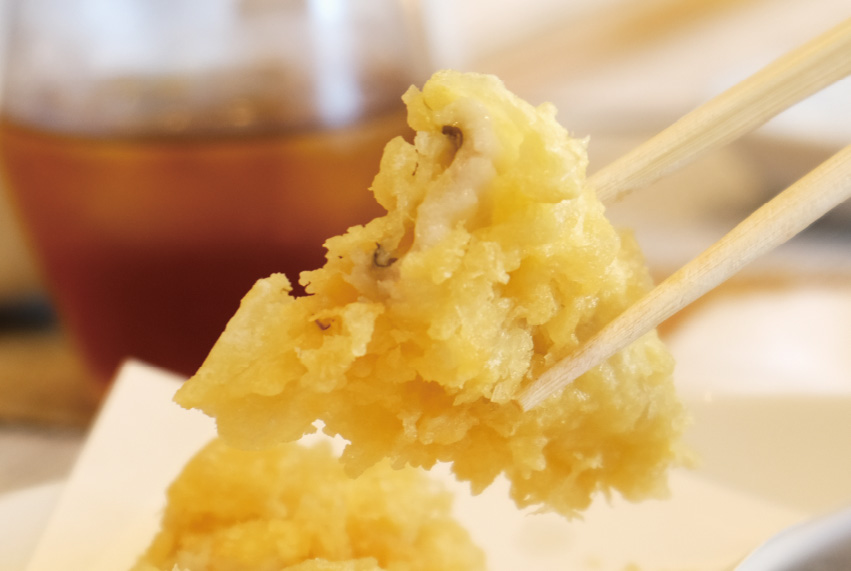 実際の天ぷらが運ばれてきて料理を口にすると、その際の体験と天ぷらのクリスピーな歯ごたえがマッチして、新しい食体験が生まれました